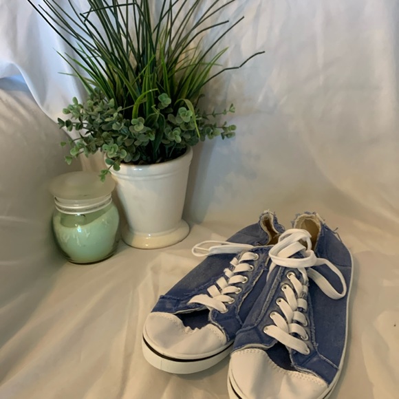 Cute lightweight shoes, blue Jean material brand new never wore size 8 - Picture 1 of 4